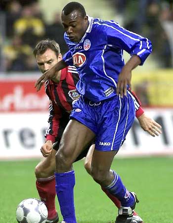 更是他在场 更是他在场